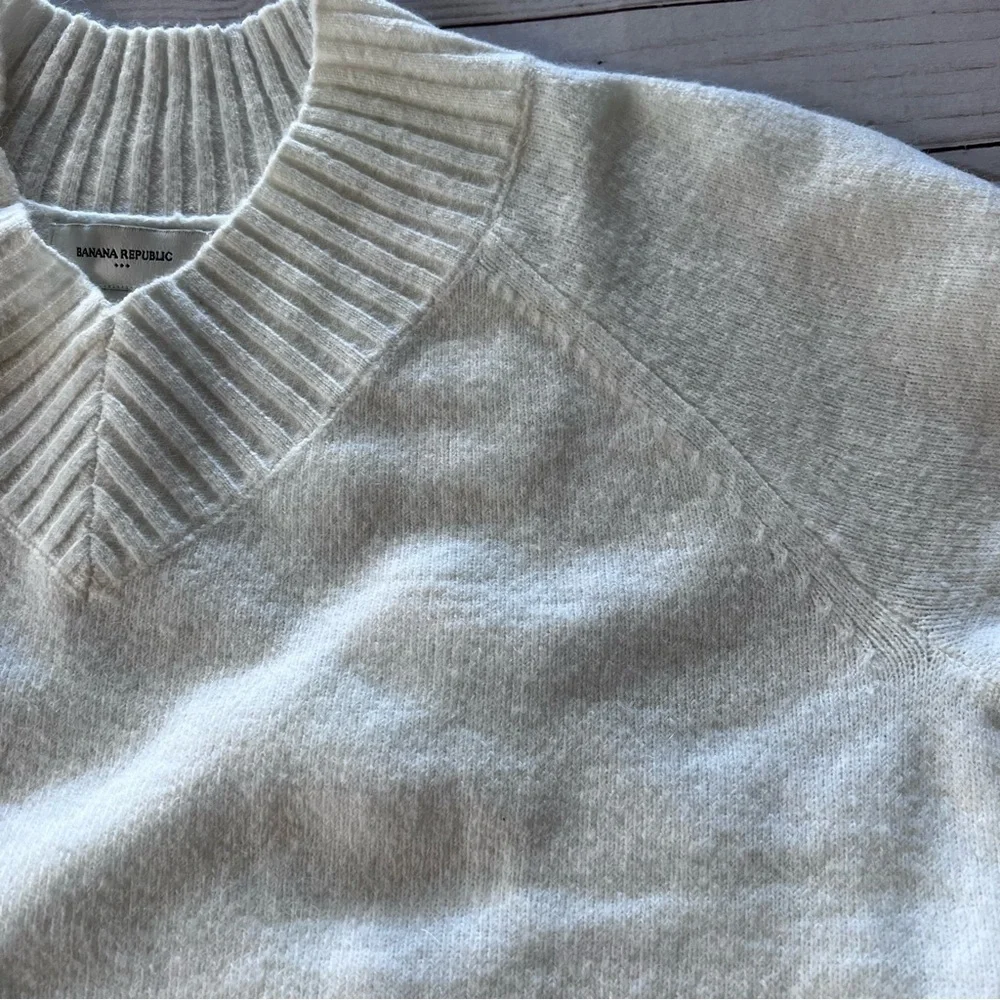 NWT Banana Republic Cozy Alpaca V Neck Sweater in White size Small - Picture 12 of 14